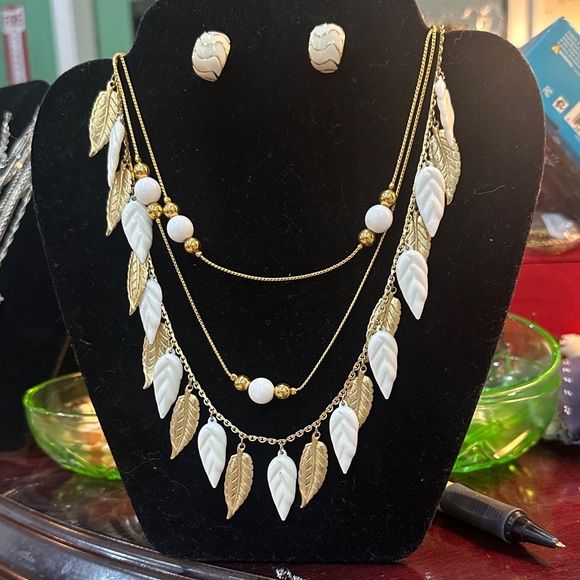 Elegant Gold and White Leaf Necklace Set - Picture 1 of 1